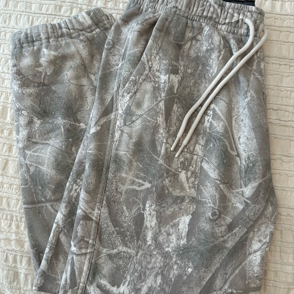 Abercrombie & Fitch Essential Cinched Camo Sweatpant - Picture 1 of 2